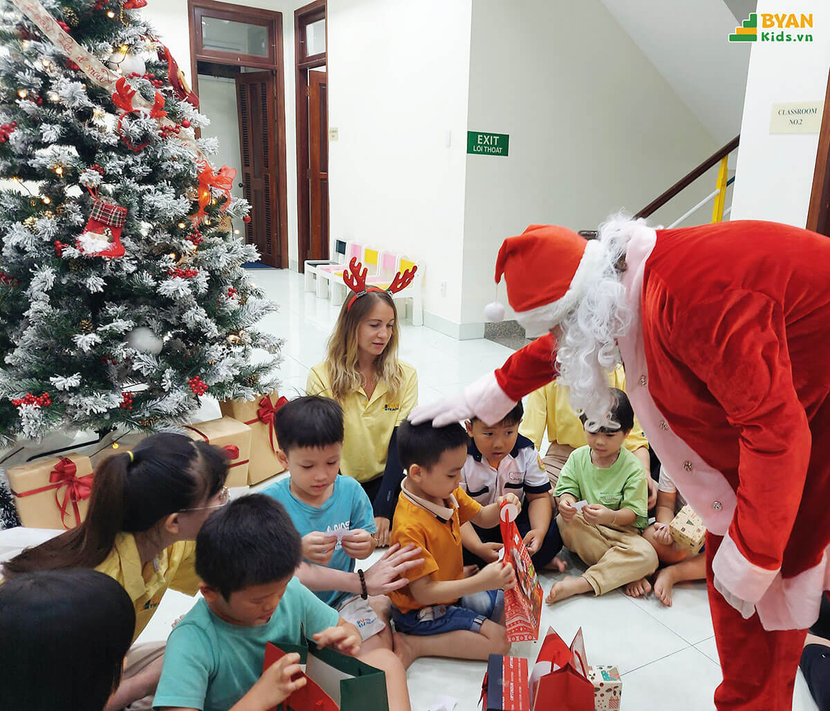Merry_Christmas_And_Happy_New_Year_2024_Byan_Kids_7