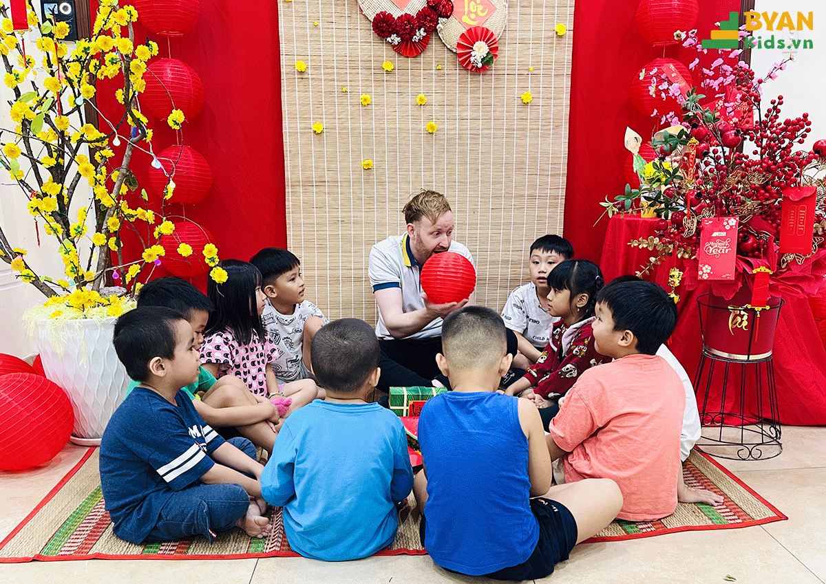Bé Khám Phá Các Phong Tục Tết Cùng Giáo Viên Nước Ngoài